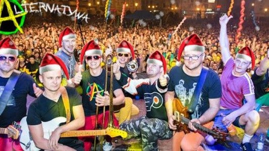Dzisiaj na rynku kolędowanie z Krzywą Alternatywą – FILM