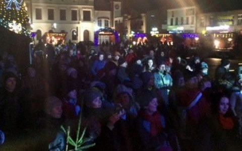 Krzywa Alternatywa i Przyjaciele świątecznie na rynku – FILM, FOTO