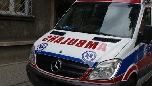 Ustąpił miejsca karetce, wjechał w niego samochód dostawczy