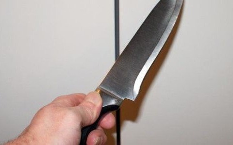 Dźgnął nożem dwie osoby. Policja szuka nożownika