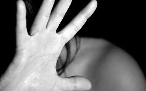 Podpalił dom, pobił żonę i córkę