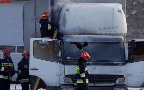 Palił się ciężarowy mercedes – FOTO
