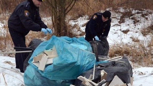 Jakiś idiota odpady po remoncie wyrzucił do lasu – FILM, FOTO