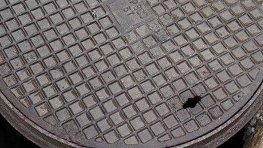 Wpadła do niezamkniętej studzienki – FOTO