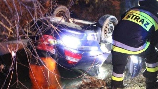 Ona zjechała ze skarpy, on dachował w rzece – FILM, FOTO