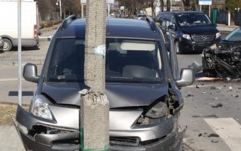 „Dzwon” na Leszczyńskiej to na szczęście kolizja – FOTO