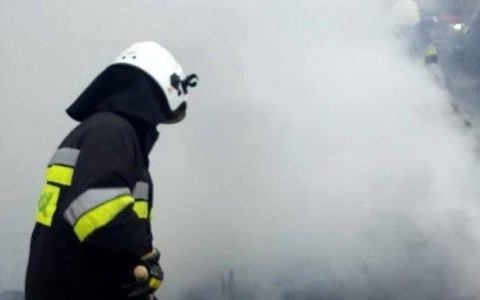 W Chełmku paliła się altanka na działkach – FOTO