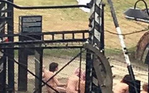 Rozebrali się do naga pod bramą „Arbeit macht frei”