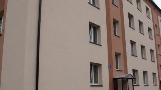 Pijana matka spała, dzieci siedziały na parapecie