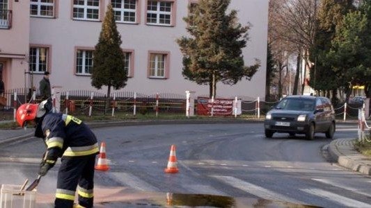 Po plamach oleju trafili do sprawcy zanieczyszczenia jezdni