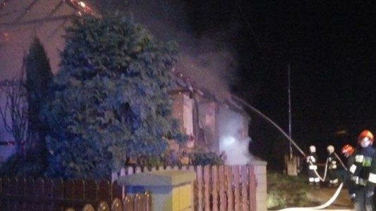 Policjanci uratowali pięć osób, strażacy walczyli z ogniem – FOTO