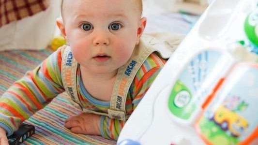 Niemowlak z pijanymi rodzicami