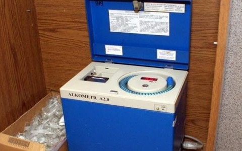 Pijany senior wjechał autem do rowu