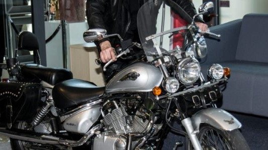 Motocykl wjechał do biblioteki – FOTO