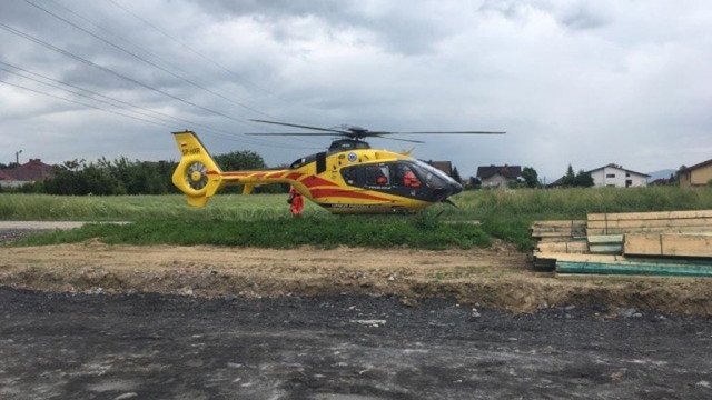 Spadł z czterech metrów na beton