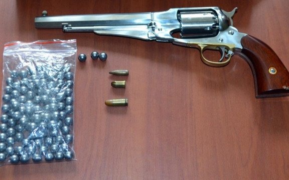 Znęcał się nad rodziną i groził rewolwerem