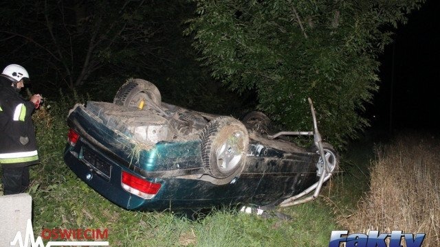 Volkswagen w rowie, bmw na dachu – FOTO