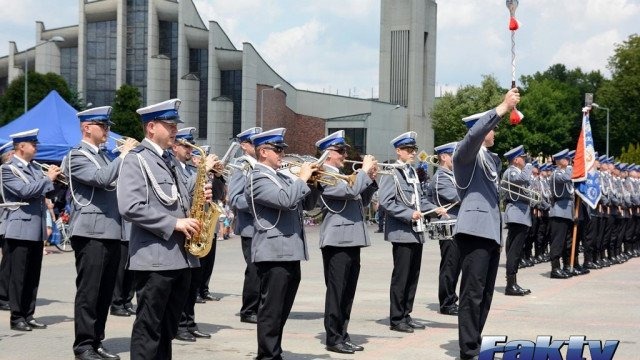 Policyjna defilada w Oświęcimiu – FOTO