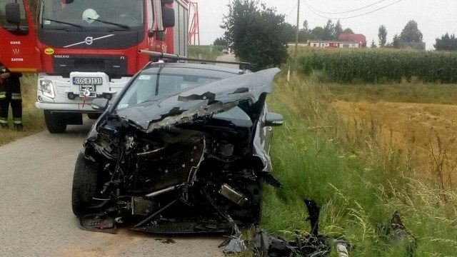 Zagapił się i… uderzył w pociąg