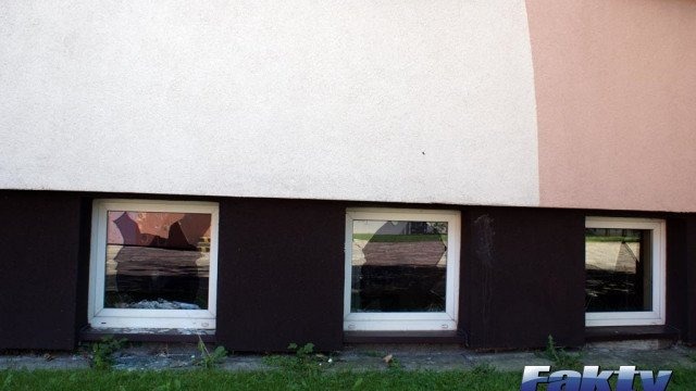 Rzucali w szkołę kamieniami. Autentycznie – FOTO