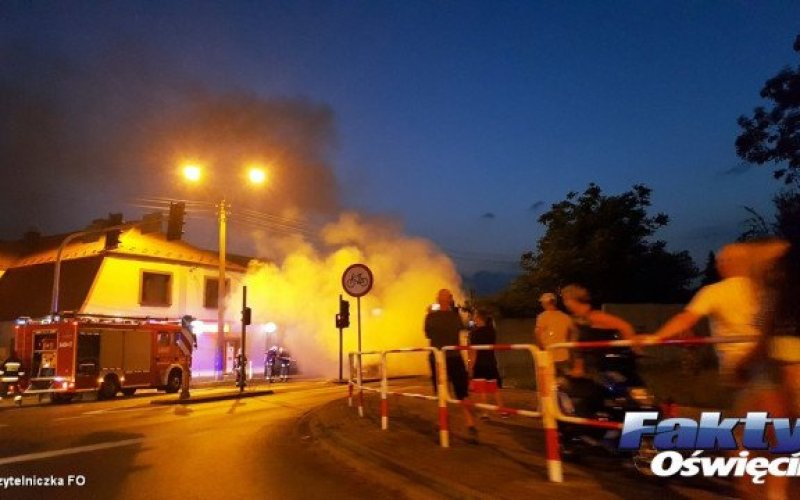 Płonie samochód. Omijajcie Bieruń – FOTO