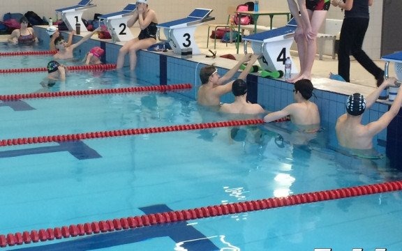 Gimnazjaliści trenują na nowym basenie – FOTO