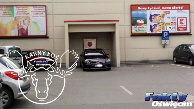 Można zastawić wyjście ewakuacyjne? Można, mercedesem