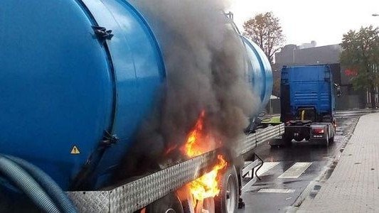 Zapaliła się cysterna z chemikaliami – FILM