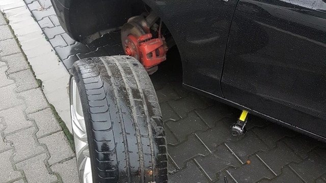 Chciał ukraść felgi czy spowodować wypadek? – FOTO