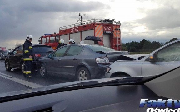 Karambol i utrudnienia na granicy Broszkowic i Bobrka