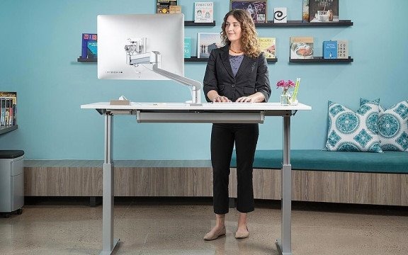 Zacznij pracować na stojąco. Dowiedz się dlaczego warto wybrać biurko z regulowaną wysokością