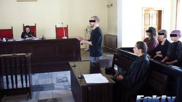 Obnażyli się i zadźgali zwierzę w Miejscu Pamięci Auschwitz – FILM