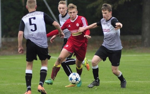 Trzy gole w pierwszej połowie zapewniły juniorom starszym trzy punkty