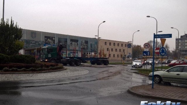 Tir zepsuty na rondzie. Korki w Oświęcimiu