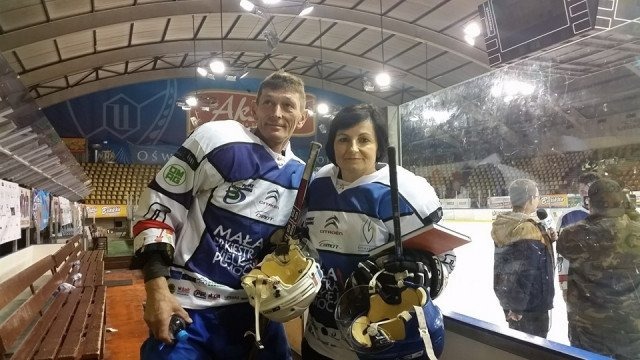 Mistrzowie figurowi z hokejkami w rękach zapraszają na mecz – FILM