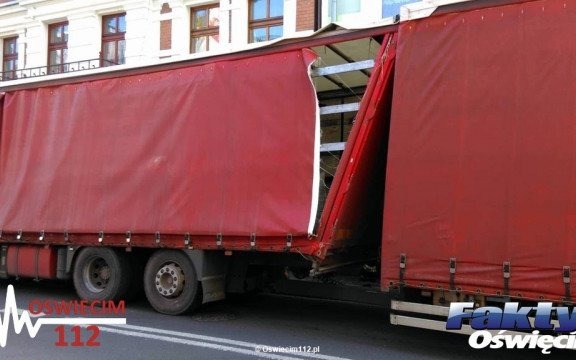 Ciężarówka zahaczyła o balkon – FOTO