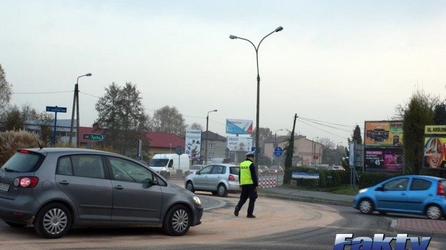 Tir uszkodził zbiornik paliwa. Tworzą się korki