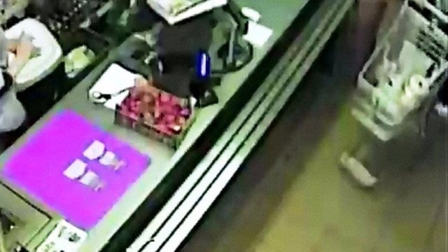 Przeklejał kody kreskowe z drogich trunków 