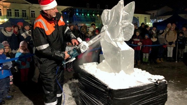 Lodowe rzeźby hitem Jarmarku Świątecznego na rynku – FILMY, FOTO