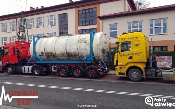 Węgier na obwodnicy wjechał lawetą w cysternę – FOTO