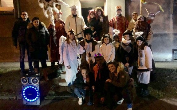 Kolędowy orszak Free Oświęcim odwiedził Fakty Oświęcim – FILM, FOTO