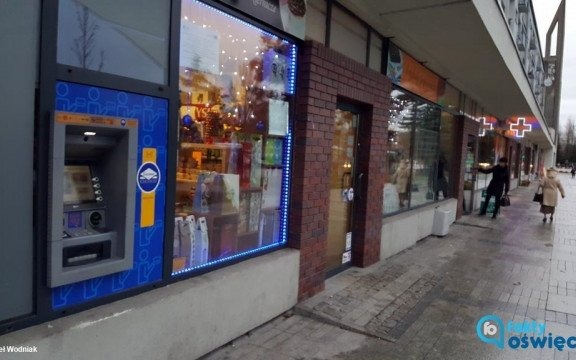 „Prezent” od bankomatu zaniosła na policję