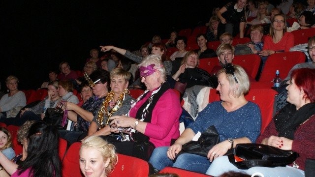 Sylwestrowe akcesoria miały przy, a nawet na sobie – FILM, FOTO