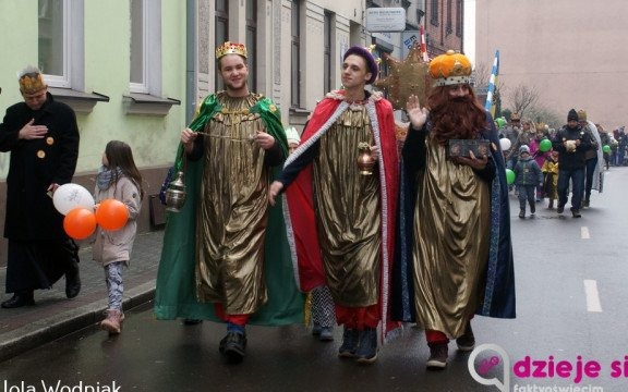 Tłumny Orszak Trzech Króli przeszedł ulicami Oświęcimia – FILM, FOTO