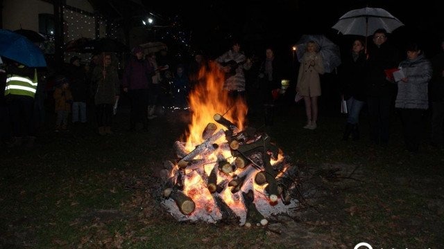Śpiewali kolędy przy ognisku – FILM, FOTO