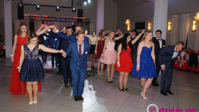 Ekonomik świetnie bawił się na studniówce – FILMY, FOTO