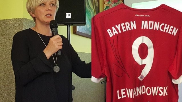 WOŚP: Ostatnie minuty aukcji koszulki Roberta Lewandowskiego – FOTO