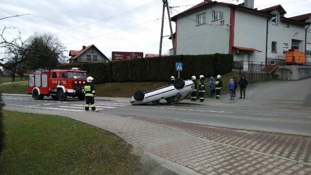 Stoczył się i dachował – FOTO