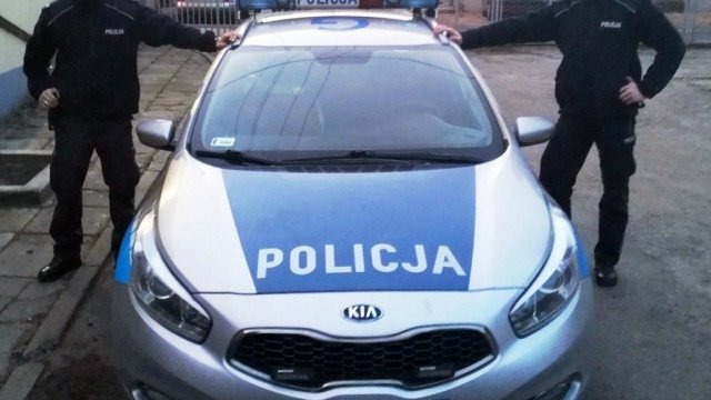 Stracił przytomność za kierownicą. Funkcjonariusze uratowali mu życie – FILM