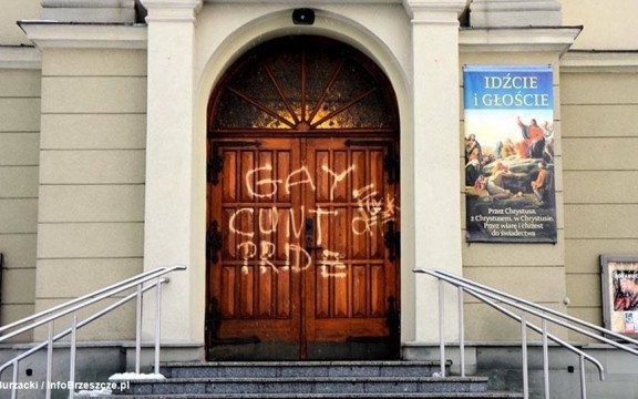 Pseudograffiti na drzwiach kościoła – FILM, FOTO